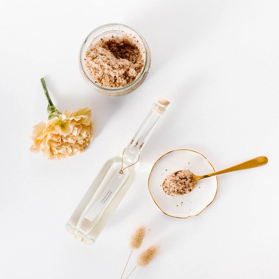 masaz-krakow-naturalnymi-olejami-1 naturalny peeling kawowy, olej do masażu, masaż kraków, studio masażu kraków, magda barcik ceramika